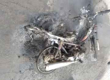 Perdió el control, sufrió una dura caída y su moto se le prendió fuego