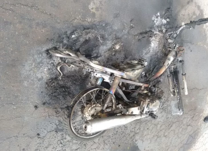 Perdió el control, sufrió una dura caída y su moto se le prendió fuego
