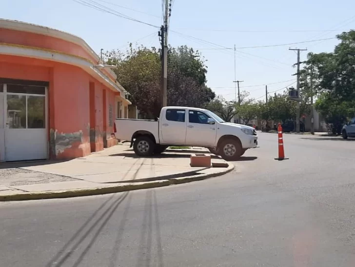 Reclaman por mal estacionamiento e interferencia con la vista para manejar Reclaman por mal estacionamiento e interferencia con la vista para manejar
