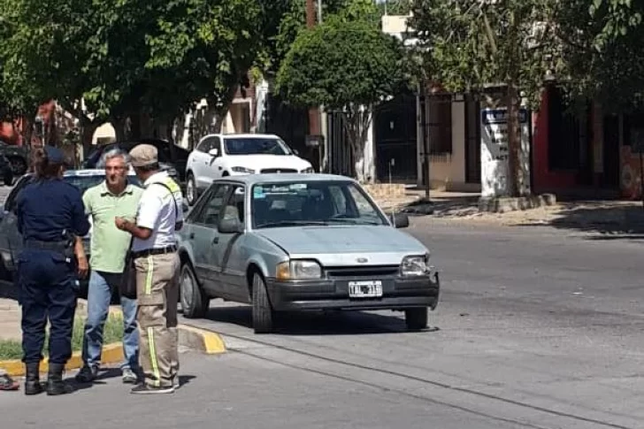 Dos autos chocaron en una esquina con semáforos
