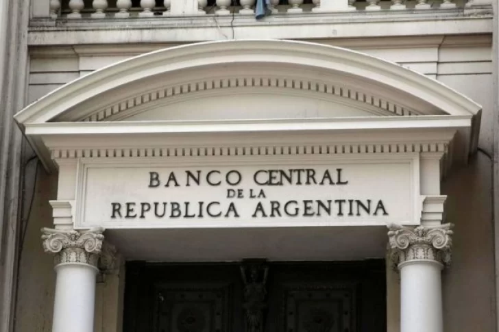Por el déficit, el BCRA imprime pesos para comprar bonos y ya emitió casi $1 billón