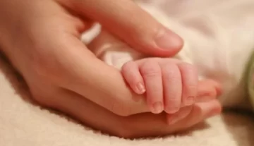 Un bebé murió luego de caer a una pileta, su abuela se enteró y falleció de un infarto