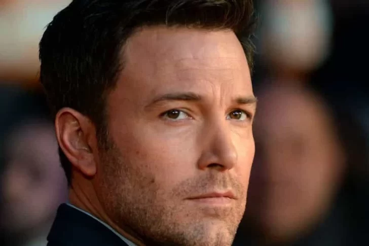 Ben Affleck y su inusual manera de fumar con el barbijo puesto
