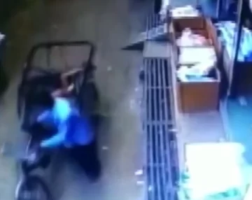 Un menor se colgó de una baranda, cayó desde 10 metros y se salvó de milagro Un menor se colgó de una baranda, cayó desde 10 metros y se salvó de milagro