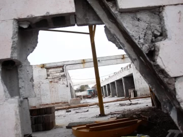 Los sorprendieron robando una pesada planchuela en una moto carga sin motor