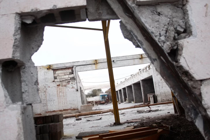 Los sorprendieron robando una pesada planchuela en una moto carga sin motor