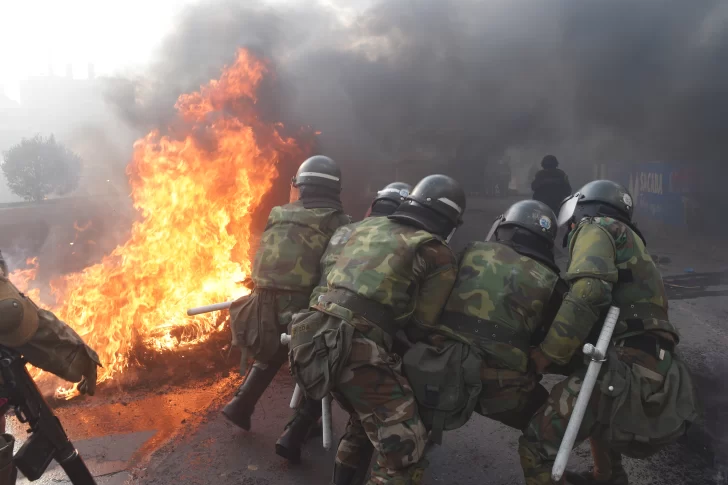 Decreto exime a las FFAA de “responsabilidad penal” en la represión de Bolivia