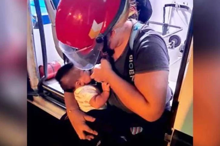 Hace una pausa combatiendo un incendio para amamantar a su bebé