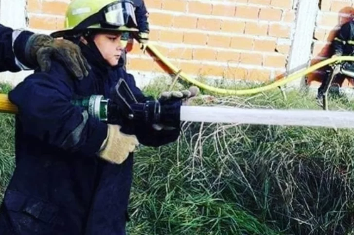 Un bombero de 15 años salvó a una mujer con maniobras de RCP en plena calle