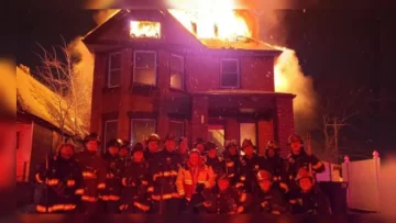 Indignante: la casa se prendía fuego y los bomberos se tomaron una foto Indignante: la casa se prendía fuego y los bomberos se tomaron una foto