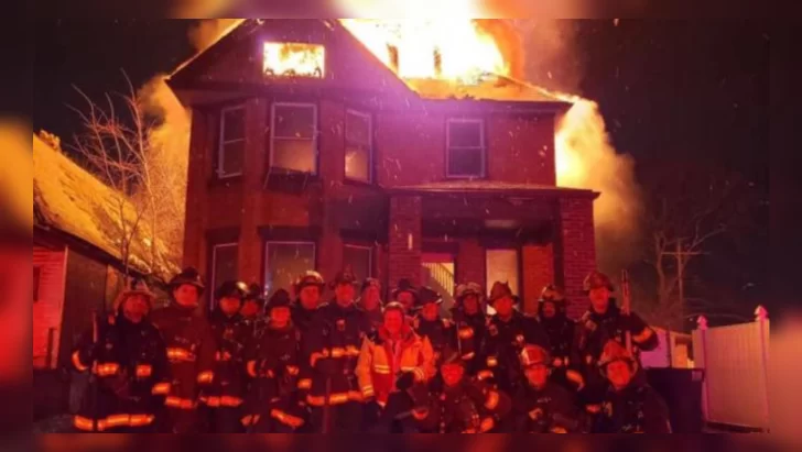Indignante: la casa se prendía fuego y los bomberos se tomaron una foto Indignante: la casa se prendía fuego y los bomberos se tomaron una foto