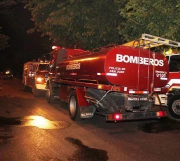 Chocó contra un camión de bomberos y terminó con las dos piernas quebradas Chocó contra un camión de bomberos y terminó con las dos piernas quebradas