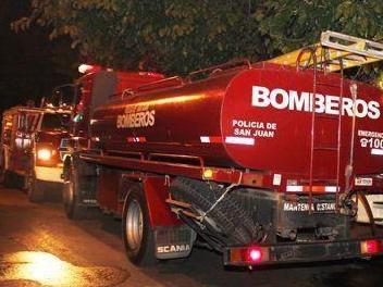 Una casa precaria destruida por el fuego y una familia que se quedó con lo puesto Una casa precaria destruida por el fuego y una familia que se quedó con lo puesto