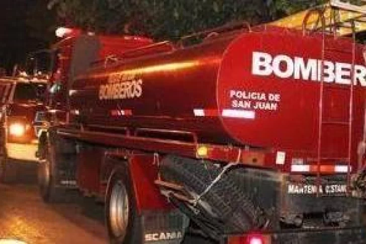 Un auto se incendió en el garaje de una vivienda y explotó el tubo de GNC