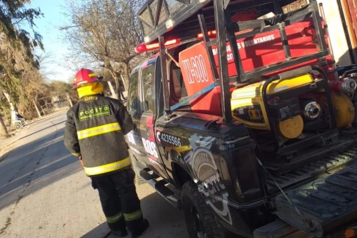 Un auto quedó reducido a chatarra luego de un incendio aparentemente intencional