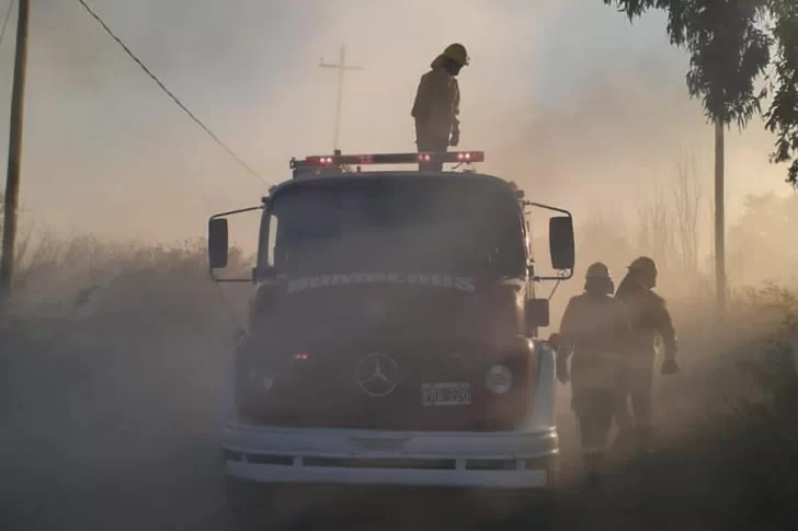 Un feroz incendio dejó pérdidas totales en una radio de San Martín