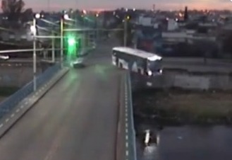Un colectivo con pasajeros cayó desde un puente en Córdoba