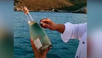 Intentó abrir una botella de champagne con estilo y terminó causando un desastre Intentó abrir una botella de champagne con estilo y terminó causando un desastre