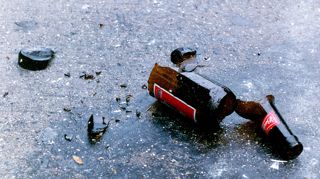 Intentó abrir una botella de champagne con estilo y terminó causando un desastre Intentó abrir una botella de champagne con estilo y terminó causando un desastre