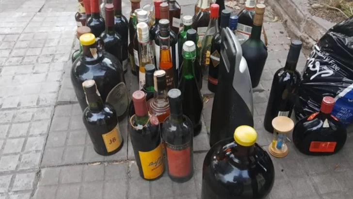 Le prohibieron el alcohol y su familia sacó a la calle las botellas para que se las lleven Le prohibieron el alcohol y su familia sacó a la calle las botellas para que se las lleven