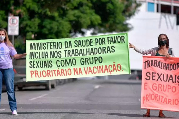 Prostitutas de Brasil piden ser consideradas personal prioritario para recibir la vacuna
