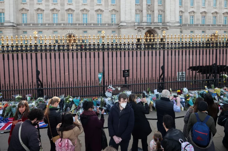 Los británicos lloran y homenajean al príncipe Felipe frente a Windsor y Buckingham