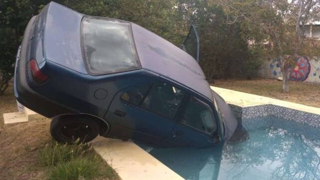 Se olvidó de poner el freno de mano, el auto avanzó y terminó en su pileta