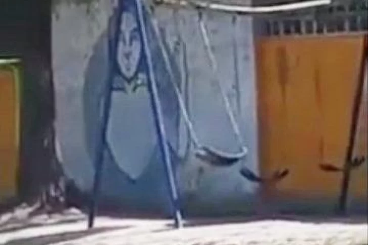 [VIDEO] Filman una hamaca que “se balancea sola” frente a un cementerio
