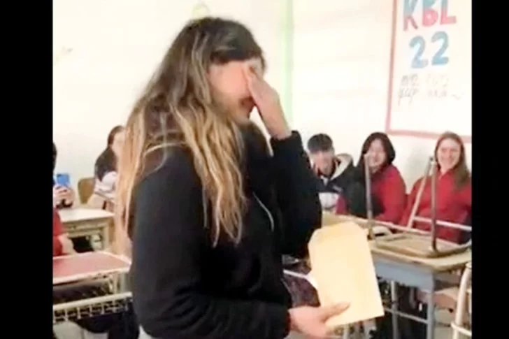 No podía pagar el viaje de egresados y sus compañeros se lo regalaron