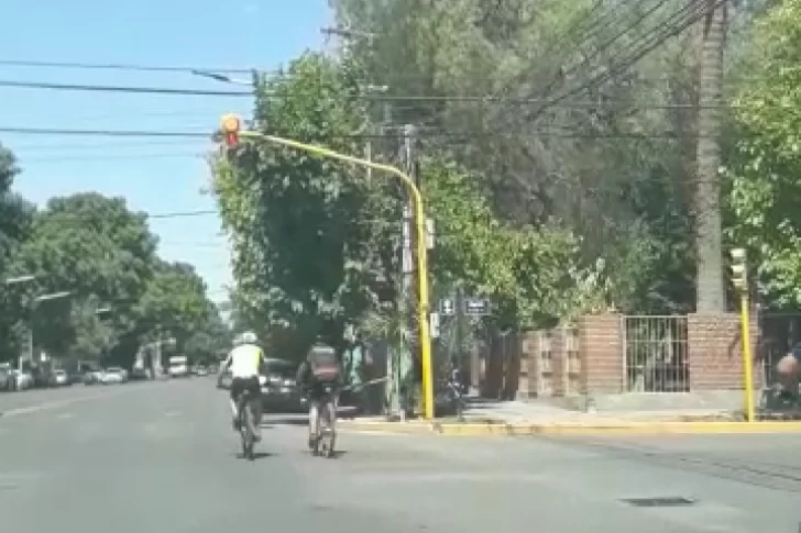 [VIDEO] Un grupo de ciclistas pasa cuando el semáforo está en rojo