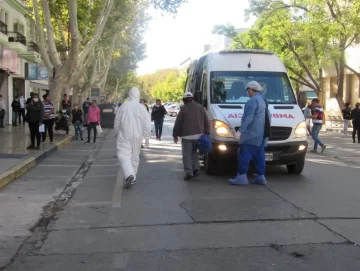 Revuelo por un anciano que se desmayó en la cola de un banco y activaron el protocolo preventivo