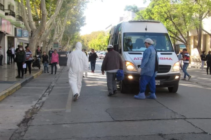 Revuelo por un anciano que se desmayó en la cola de un banco y activaron el protocolo preventivo