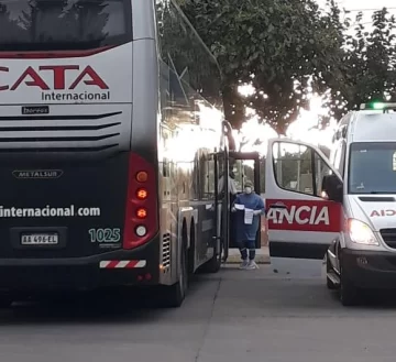 Llegó un colectivo de Chile a la terminal de ómnibus: dos pasajeros presentarían síntomas Llegó un colectivo de Chile a la terminal de ómnibus: dos pasajeros presentarían síntomas