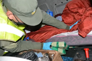 Chofer viajaba a Mendoza con 6 kilos de hoja de coca en un compartimiento del micro Chofer viajaba a Mendoza con 6 kilos de hoja de coca en un compartimiento del micro