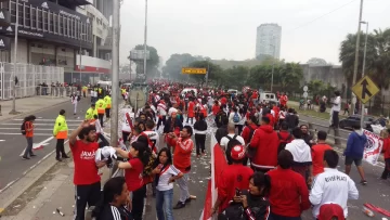 Con un banderazo los hinchas de River despidieron al plantel Con un banderazo los hinchas de River despidieron al plantel