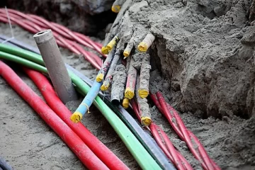 Con una pala y una sierra, intentó robar cables subterráneos: fue sorprendido y detenido Con una pala y una sierra, intentó robar cables subterráneos: fue sorprendido y detenido