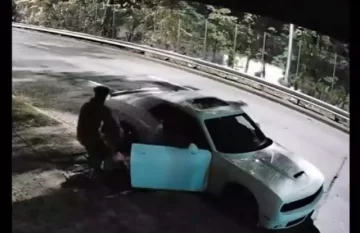 El escalofriante momento en el que un hombre deja el cadáver de una embarazada en la calle El escalofriante momento en el que un hombre deja el cadáver de una embarazada en la calle