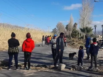 Vecinos de barrio Valle Grande cortaron la calle para reclamar por la escasez de agua Vecinos de barrio Valle Grande cortaron la calle para reclamar por la escasez de agua