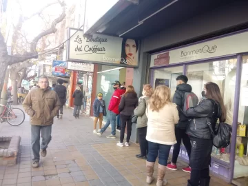 El dólar blue llegó a los 320 pesos en San Juan, 16 pesos más que ayer