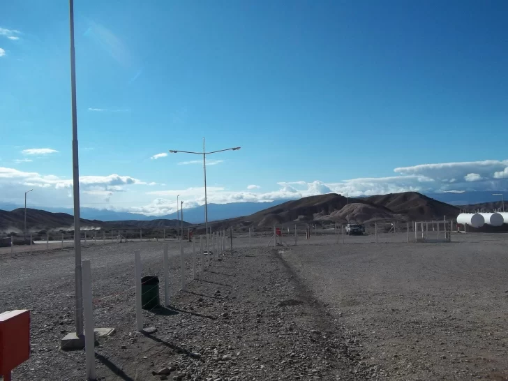 Un grupo de personas corta el camino minero en Tudcum Un grupo de personas corta el camino minero en Tudcum