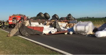 Una mujer murió en un accidente con un camión de San Juan que terminó volcando Una mujer murió en un accidente con un camión de San Juan que terminó volcando