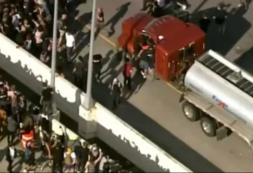 Un hombre a bordo de un camión cisterna intentó arrollar a la multitud durante una protesta Un hombre a bordo de un camión cisterna intentó arrollar a la multitud durante una protesta