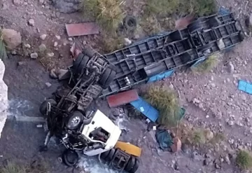 Murió al desbarrancar el camión que conducía en alta montaña Murió al desbarrancar el camión que conducía en alta montaña
