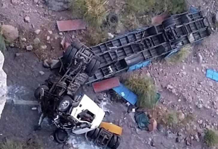 Murió al desbarrancar el camión que conducía en alta montaña Murió al desbarrancar el camión que conducía en alta montaña
