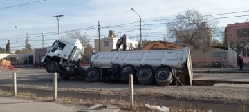 Error de cálculo: un camión quedó incrustado en un pozo de la obra en la Central Error de cálculo: un camión quedó incrustado en un pozo de la obra en la Central