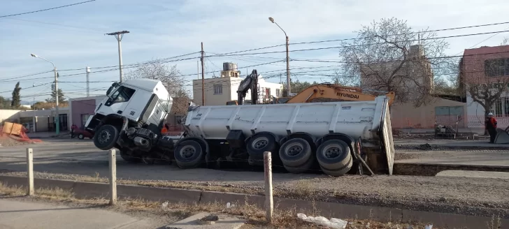 Error de cálculo: un camión quedó incrustado en un pozo de la obra en la Central Error de cálculo: un camión quedó incrustado en un pozo de la obra en la Central