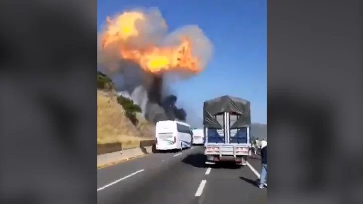 Al menos doce muertos al explotar un camión que transportaba gas en México Al menos doce muertos al explotar un camión que transportaba gas en México
