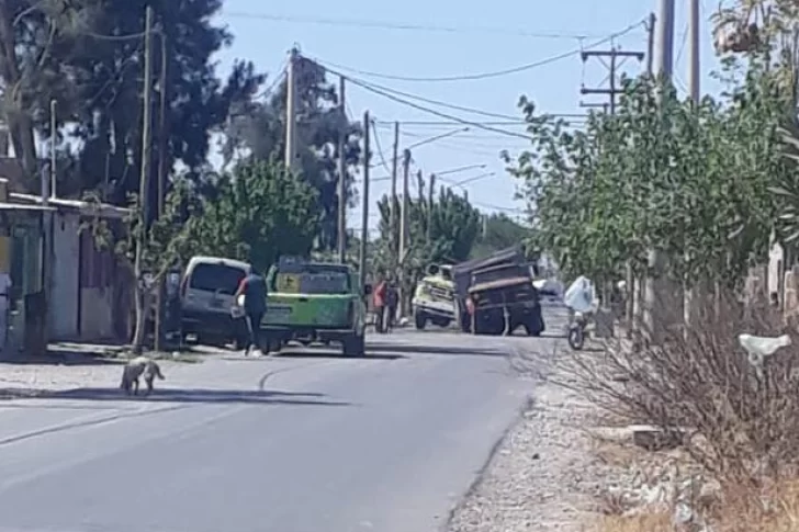 Tres vehículos se hundieron en medio del asfalto por un caño roto