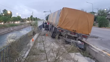 Un camionero sanjuanino se salvó de milagro de sufrir un gravísimo accidente en Mendoza Un camionero sanjuanino se salvó de milagro de sufrir un gravísimo accidente en Mendoza