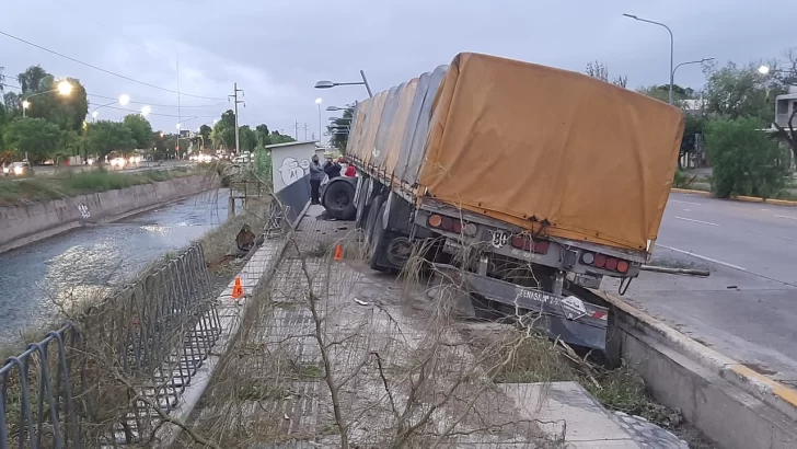 Un camionero sanjuanino se salvó de milagro de sufrir un gravísimo accidente en Mendoza Un camionero sanjuanino se salvó de milagro de sufrir un gravísimo accidente en Mendoza